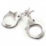 <strong>Наручники металлические Metal Handcuffs</strong> <br />
Классические металлические наручники как бондаж или аксессуар для любовно прелюдии. Защёлкните их на запястьях вашего партнёра или пристегните к спинке кровати и насладитесь ощущениями, которые дарит бондаж и фиксация.
<br><br>Наручники - идеальный способ удержать партнёра на одном месте во время любовной игры. <div class="charTableblock"><div><span>Материал</span>: металл</div><div><span>Цвет</span>: другой</div><div><span>Производитель</span>: Fifty Shades of Grey, Великобритания</div></div> Наручники металлические Metal Handcuffs
Классические металлические наручники как бондаж или аксессуар для любовно прелюдии. Защёлкните их на запястьях вашего партнёра или пристегните к спинке кровати и насладитесь ощущениями, которые дарит бондаж и фиксация.
<br><br>Наручники - идеальный способ удержать партнёра на одном месте во время любовной игры.