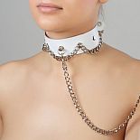 <strong>Ошейник белый с металлической цепочкой по окружности и с цепочкой-поводком 3117-3</strong> <br />
Ошейник белый, с металлической цепочкой по окружности и с цепочкой-поводком. <div class="charTableblock"><div><span>Материал</span>: кожзам</div><div><span>Цвет</span>: белый</div></div> Ошейник белый с металлической цепочкой по окружности и с цепочкой-поводком 3117-3 
Ошейник белый, с металлической цепочкой по окружности и с цепочкой-поводком.