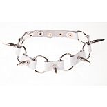 <strong>Ошейник кожаный белый с кольцами шириной 20мм с с шипами длиной 25мм 3109-3</strong> <br />
Изготовлен из натуральной кожи. <div class="charTableblock"><div><span>Материал</span>: кожа</div><div><span>Цвет</span>: белый</div></div> Ошейник кожаный белый с кольцами шириной 20мм с с шипами длиной 25мм 3109-3 
Изготовлен из натуральной кожи.