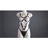 <strong>Женский чёрный комплект из кожи</strong> <br />
Невероятно сексуальная, соблазнительная и грациозная № такой предстанет любая женщина в этой великолепной сбруе. <div class="charTableblock"><div><span>Материал</span>: кожа</div><div><span>Производитель</span>: Подиум, Россия</div></div> Женский чёрный комплект из кожи 
Невероятно сексуальная, соблазнительная и грациозная № такой предстанет любая женщина в этой великолепной сбруе.