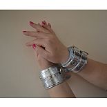 <strong>Серебристые наручники с коротким ремешком и никелированной фурнитурой</strong> <br />
Изготавливаются из искусственной кожи. <div class="charTableblock"><div><span>Материал</span>: кожзам</div><div><span>Цвет</span>: другой</div><div><span>Производитель</span>: Sitabella, Россия</div></div> Серебристые наручники с коротким ремешком и никелированной фурнитурой
Изготавливаются из искусственной кожи.