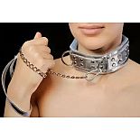 <strong>Серебристый ошейник с поводком</strong> <br />
Изготовлен из искусственной кожи. <div class="charTableblock"><div><span>Материал</span>: кожзам</div><div><span>Цвет</span>: другой</div><div><span>Производитель</span>: Sitabella, Россия</div></div> Серебристый ошейник с поводком 
Изготовлен из искусственной кожи.