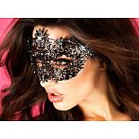 <strong>Откровенный аксессуар - маска со сверкающими кристаллами</strong> <br />
Нежная и фантазийная, маска выполнена в стилистике романтизма, где преобладает растительный орнамент. <div class="charTableblock"> </div> Откровенный аксессуар - маска со сверкающими кристаллами 
Нежная и фантазийная, маска выполнена в стилистике романтизма, где преобладает растительный орнамент.