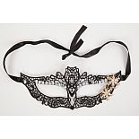 <strong>Маска пленительная тайна со стразами 47318-MM, Черный</strong> <br />
Кружевная маска в венецианском стиле с многочисленными узорами, стразами и цветочками. <div class="charTableblock"> </div> Маска пленительная тайна со стразами 47318-MM, Черный 
Кружевная маска в венецианском стиле с многочисленными узорами, стразами и цветочками.