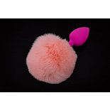 <strong>Маленькая розовая силиконовая пробка с пушистым розовым хвостиком</strong> <br />
Сама пробочка сделана из гипоаллергенного силикона. <div class="charTableblock"> </div> Маленькая розовая силиконовая пробка с пушистым розовым хвостиком 
Сама пробочка сделана из гипоаллергенного силикона.