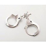 <strong>Наручники металлические Metal Handcuffs</strong> <br />
Классические металлические наручники как бондаж или аксессуар для любовно прелюдии. <div class="charTableblock"><div><span>Материал</span>: металл</div><div><span>Цвет</span>: другой</div><div><span>Производитель</span>: Fifty Shades of Grey, Великобритания</div></div> Наручники металлические Metal Handcuffs
Классические металлические наручники как бондаж или аксессуар для любовно прелюдии.